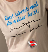 Weißes T-Shirt mit dem Aufdruck "Einst schrieb mal ein weiser Arzt: " von easy-sticks, eine kreative Anwendung der Plotterdatei.
