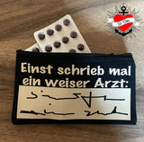 Schwarze Kosmetiktasche mit dem aufgedruckten Spruch "Einst schrieb mal ein weiser Arzt: " von easy-sticks, eine schöne Umsetzung der Plotterdatei.