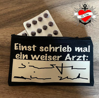 Schwarze Kosmetiktasche mit dem aufgedruckten Spruch "Einst schrieb mal ein weiser Arzt: " von easy-sticks, eine schöne Umsetzung der Plotterdatei.