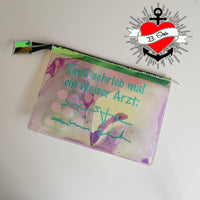Transparente Tasche mit buntem Design und dem Schriftzug "Einst schrieb mal ein weiser Arzt: " von easy-sticks, perfekt für kreative Arbeiten mit der Plotterdatei.