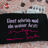 Schwarzer Stiftbeutel mit dem Aufdruck "Einst schrieb mal ein weiser Arzt: " von easy-sticks, designet für kreative Projekte. Ideal für die Verwendung mit der Plotterdatei.