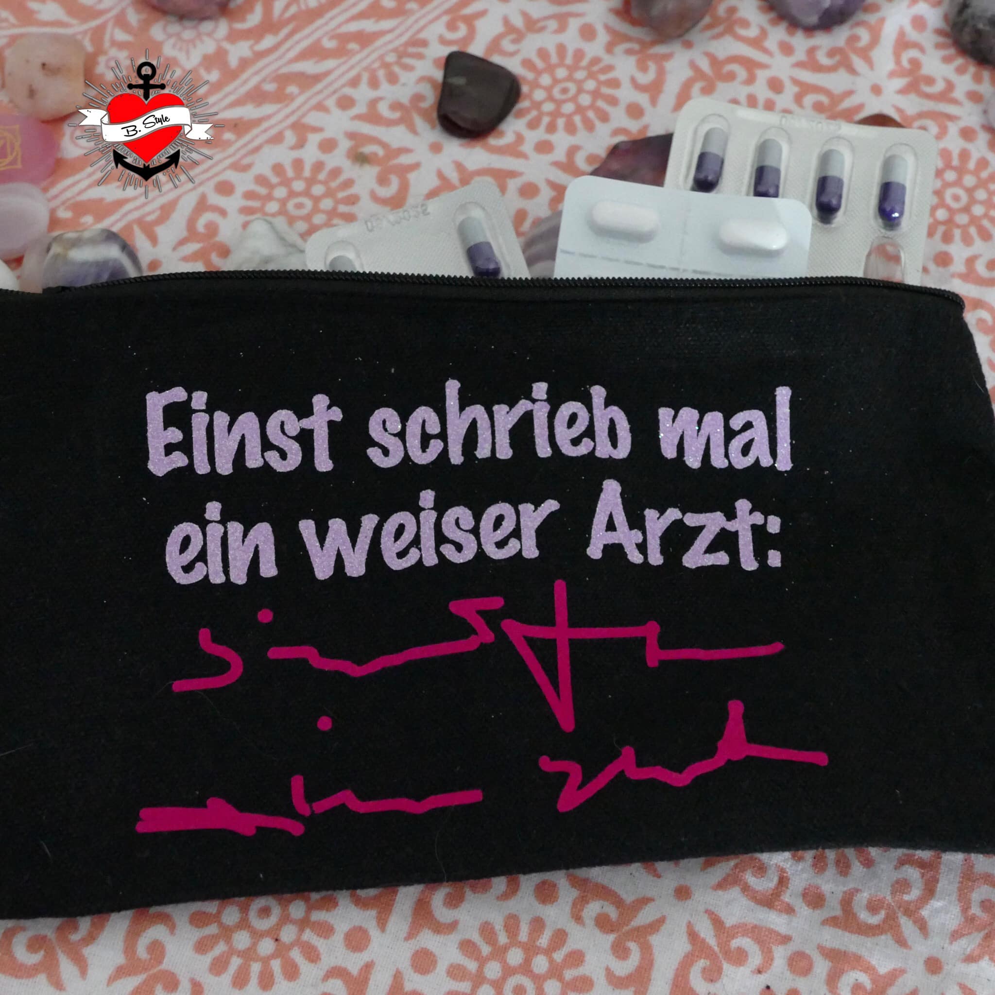 Schwarzer Stiftbeutel mit dem Aufdruck "Einst schrieb mal ein weiser Arzt: " von easy-sticks, designet für kreative Projekte. Ideal für die Verwendung mit der Plotterdatei.