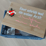 Holzbox verziert mit der Plotterdatei "Einst schrieb mal ein weiser Arzt" von easy-sticks, demonstriert perfekt die Anwendung dieser Plotterdatei.