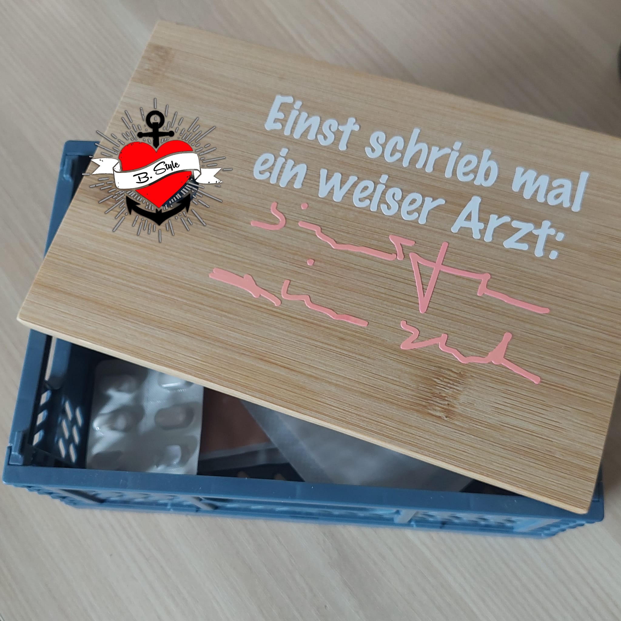 Holzbox verziert mit der Plotterdatei "Einst schrieb mal ein weiser Arzt" von easy-sticks, demonstriert perfekt die Anwendung dieser Plotterdatei.