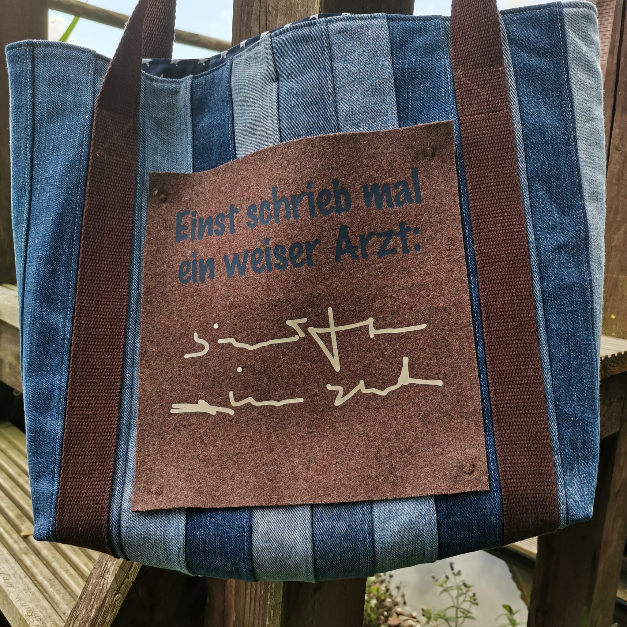 Eine kreative Tasche mit der Plotterdatei "Einst schrieb mal ein weiser Arzt" von easy-sticks, auf einem coolen Stoff, die die Vielseitigkeit der Plotterdatei zeigt.