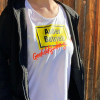 T-Shirt mit dem kreativen Aufdruck "Außer Betrieb - Geduldsfaden gerissen" von easy-sticks, ein lässiges Kleidungsstück für alle Bastler.