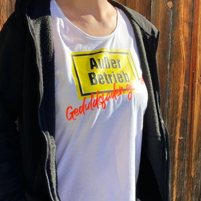 T-Shirt mit dem kreativen Aufdruck "Außer Betrieb - Geduldsfaden gerissen" von easy-sticks, ein lässiges Kleidungsstück für alle Bastler.