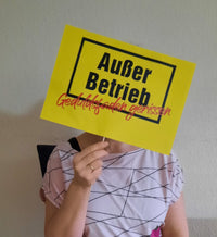 Person hält ein Schild mit der Aufschrift "Außer Betrieb - Geduldsfaden gerissen", inspiriert von der Laserdatei von easy-sticks.