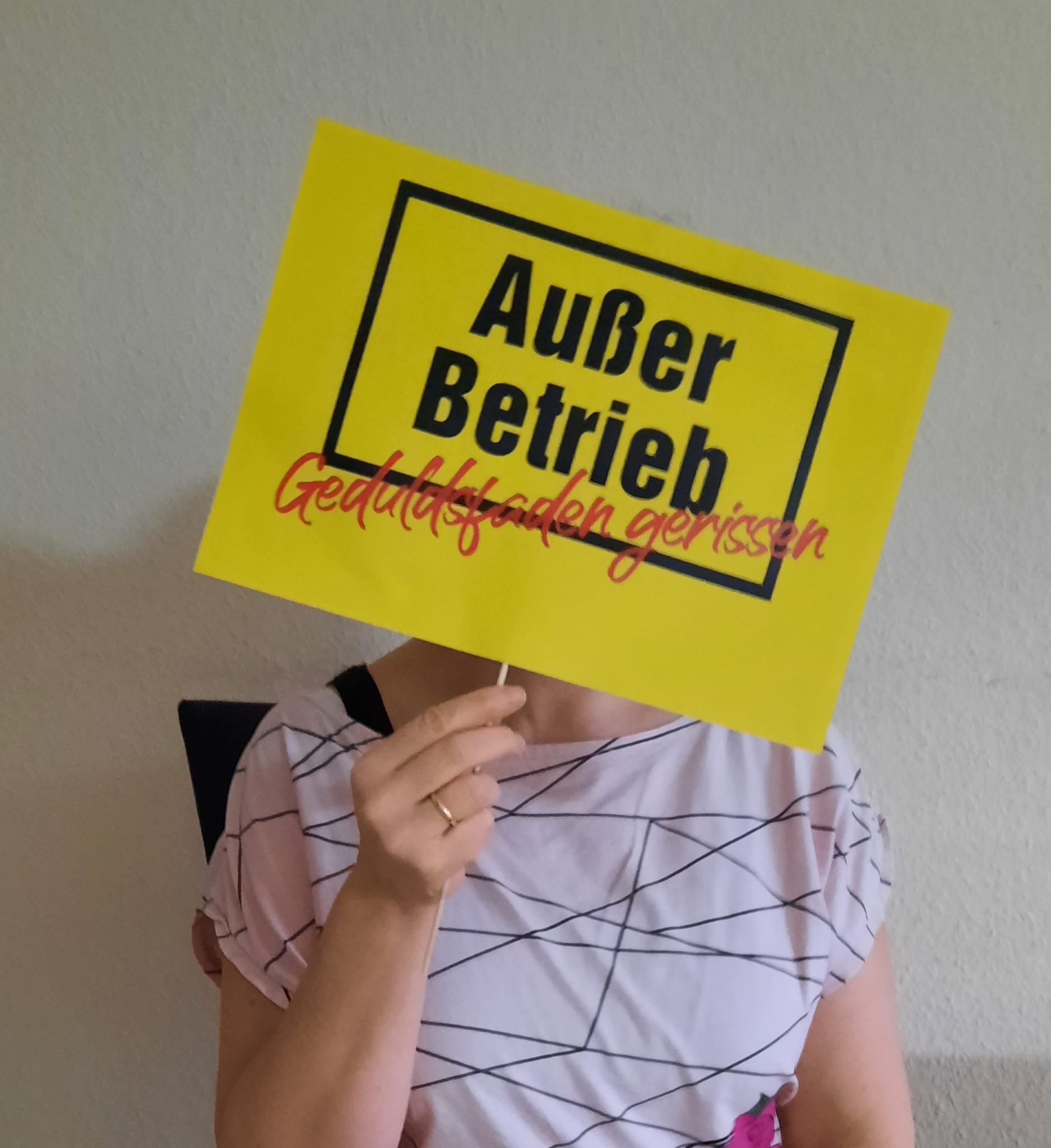 Person hält ein Schild mit der Aufschrift "Außer Betrieb - Geduldsfaden gerissen", inspiriert von der Laserdatei von easy-sticks.