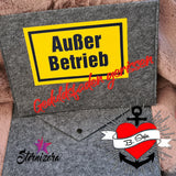 Kreatives Beispiel für die "Außer Betrieb - Geduldsfaden gerissen" Laserdatei von easy-sticks, präsentiert auf einer grauen Filztasche mit gelbem Schild und rotem Schriftzug.