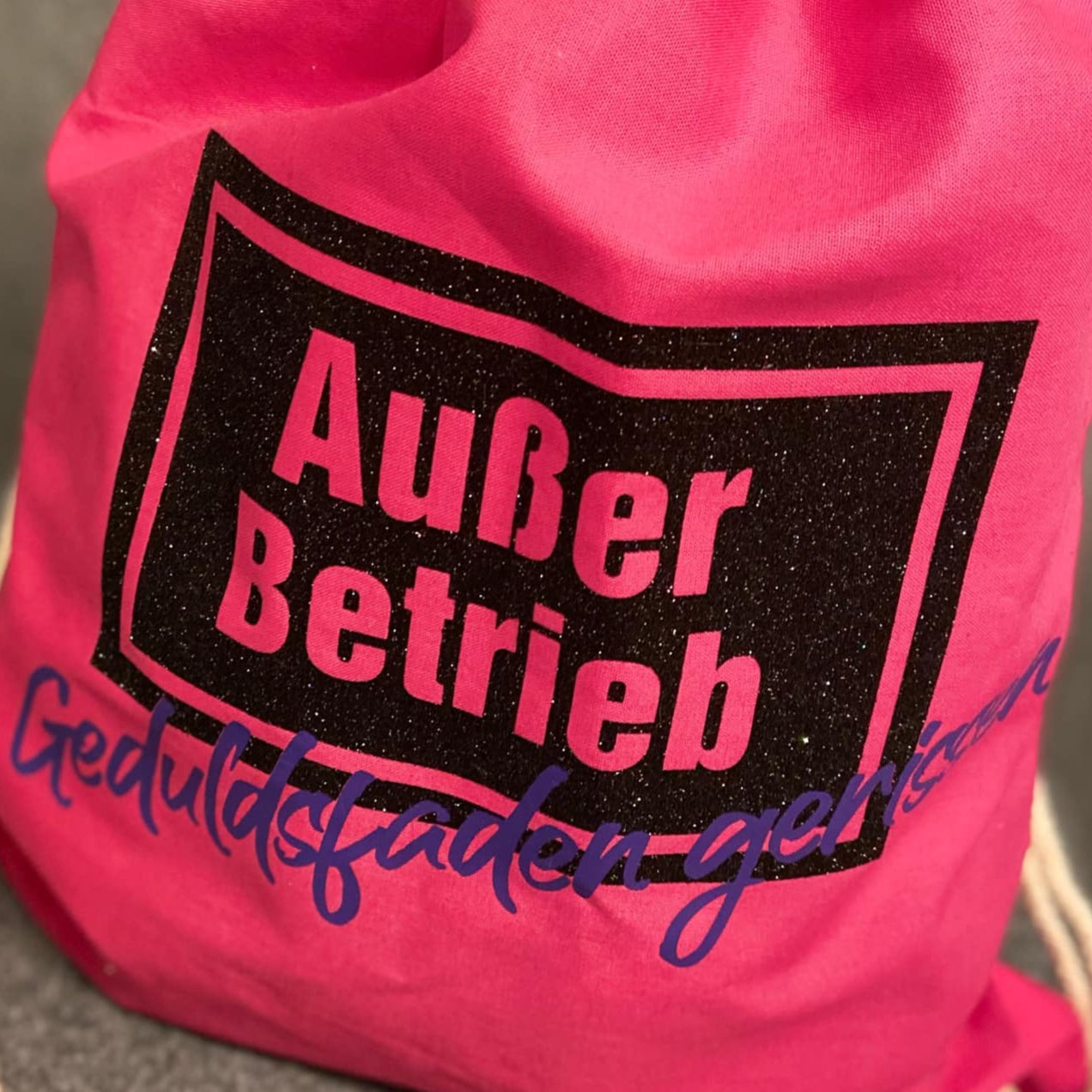 Beuteltasche mit dem Aufdruck "Außer Betrieb - Geduldsfaden gerissen" von easy-sticks, ideal für kreative Projekte und DIY Designs.