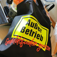 Praktische Stofftasche mit der "Außer Betrieb - Geduldsfaden gerissen" Laserdatei von easy-sticks, gefüllt mit frischen Brötchen und eingelegten Lebensmitteln.