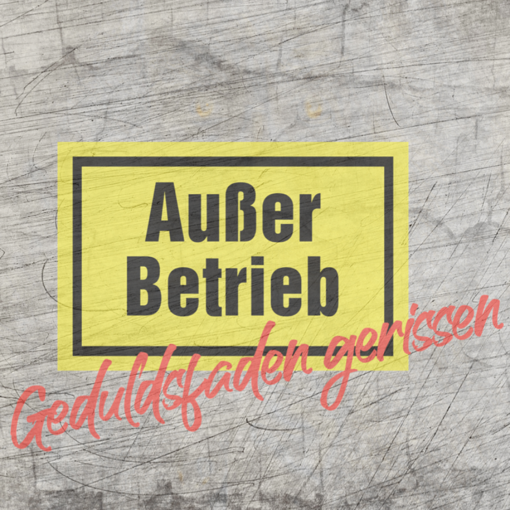 Kreative Illustration der Laserdatei "Außer Betrieb - Geduldsfaden gerissen" von easy-sticks, angeordnet auf einer strukturierten Hintergrundoberfläche, um die Vielseitigkeit für DIY-Projekte zu betonen.