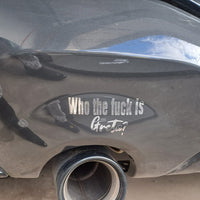 Nahaufnahme des Auspuffs eines Fahrzeugs mit dem Aufkleber "Who the fuck is Greta?" von easy-sticks, ideal für eine gewagte Gestaltung. Auto Sprüche Plotterdatei.