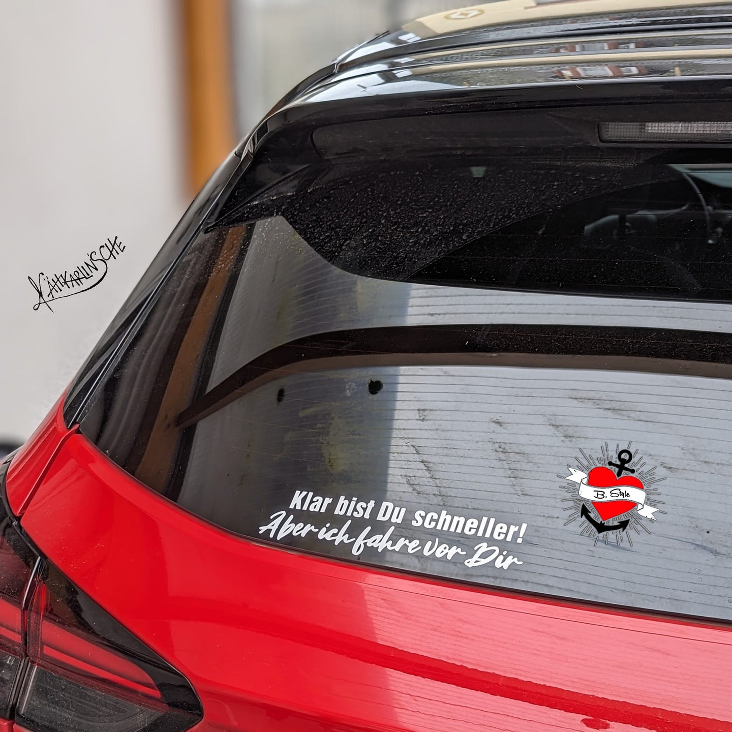Auto mit einem Aufkleber von easy-sticks, der lustigen Spruch "Klar bist Du schneller! Aber ich fahre vor Dir" zeigt. Perfekt für kreative Autofans. Auto Sprüche Plotterdatei.