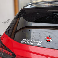 Auto mit einem Aufkleber von easy-sticks, der lustigen Spruch "Klar bist Du schneller! Aber ich fahre vor Dir" zeigt. Perfekt für kreative Autofans. Auto Sprüche Plotterdatei.