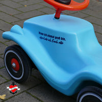 Spielzeugauto in Himmelblau mit dem Spruch "Wenn ich einmal groß bin, überhole ich Euch alle". Inspiration von der Auto Sprüche Plotterdatei von easy-sticks für einzigartige kreative Ideen.