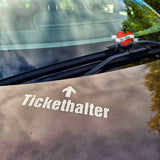 Blick auf das Armaturenbrett mit einem Aufkleber von easy-sticks, der das Wort "Tickethalter" zeigt. Eine kreative Gestaltungsidee für deinen PKW. Auto Sprüche Plotterdatei.