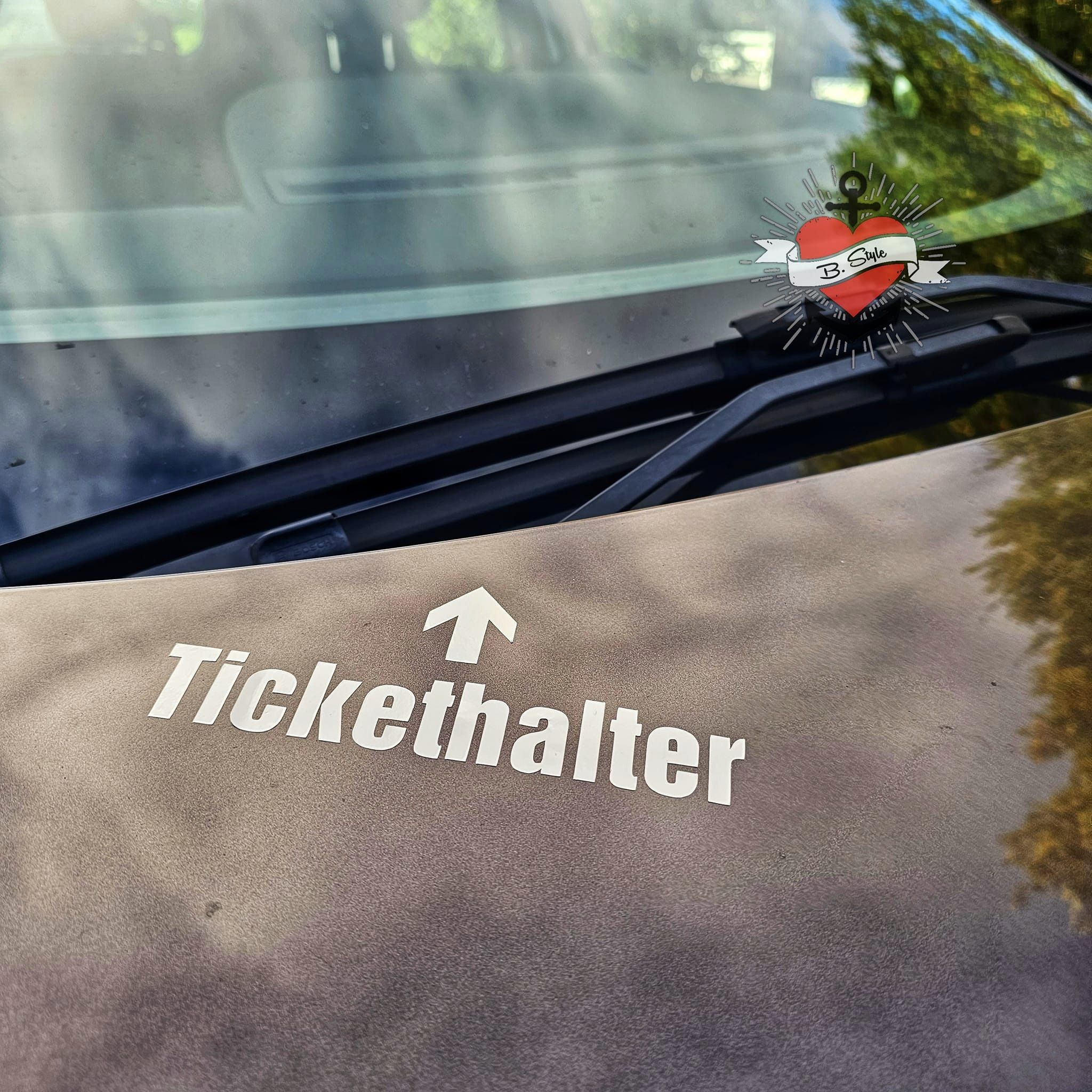 Blick auf das Armaturenbrett mit einem Aufkleber von easy-sticks, der das Wort "Tickethalter" zeigt. Eine kreative Gestaltungsidee für deinen PKW. Auto Sprüche Plotterdatei.