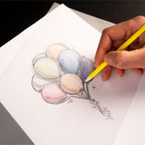 Kreatives Basteln mit transparentem Papier von easy-sticks, das Zeichnen mit Buntstiften über einem schönen Ballon-Motiv.