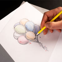 Kreatives Basteln mit transparentem Papier von easy-sticks, das Zeichnen mit Buntstiften über einem schönen Ballon-Motiv.