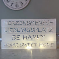Acryl-Easy-Stick 'BE HAPPY' von Easy-Sticks, kreativ in einer Lichtinstallation zusammen mit anderen inspirierenden Worten, für dekorative Akzente.