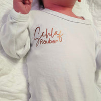 Set Babybody Sprüche Mini Me Plotteridee Baby Lätzchen Idee Geschenkidee Geburt Spruch Teuerster Wecker der Welt Meine Eltern sind jetzt auch nachts erreichbar Preisliste Baby Schlaf Räuber