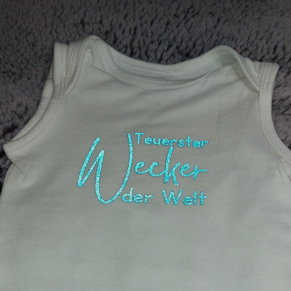 Set Babybody Sprüche Mini Me Plotteridee Baby Lätzchen Idee Geschenkidee Geburt Spruch Teuerster Wecker der Welt Meine Eltern sind jetzt auch nachts erreichbar Preisliste Baby