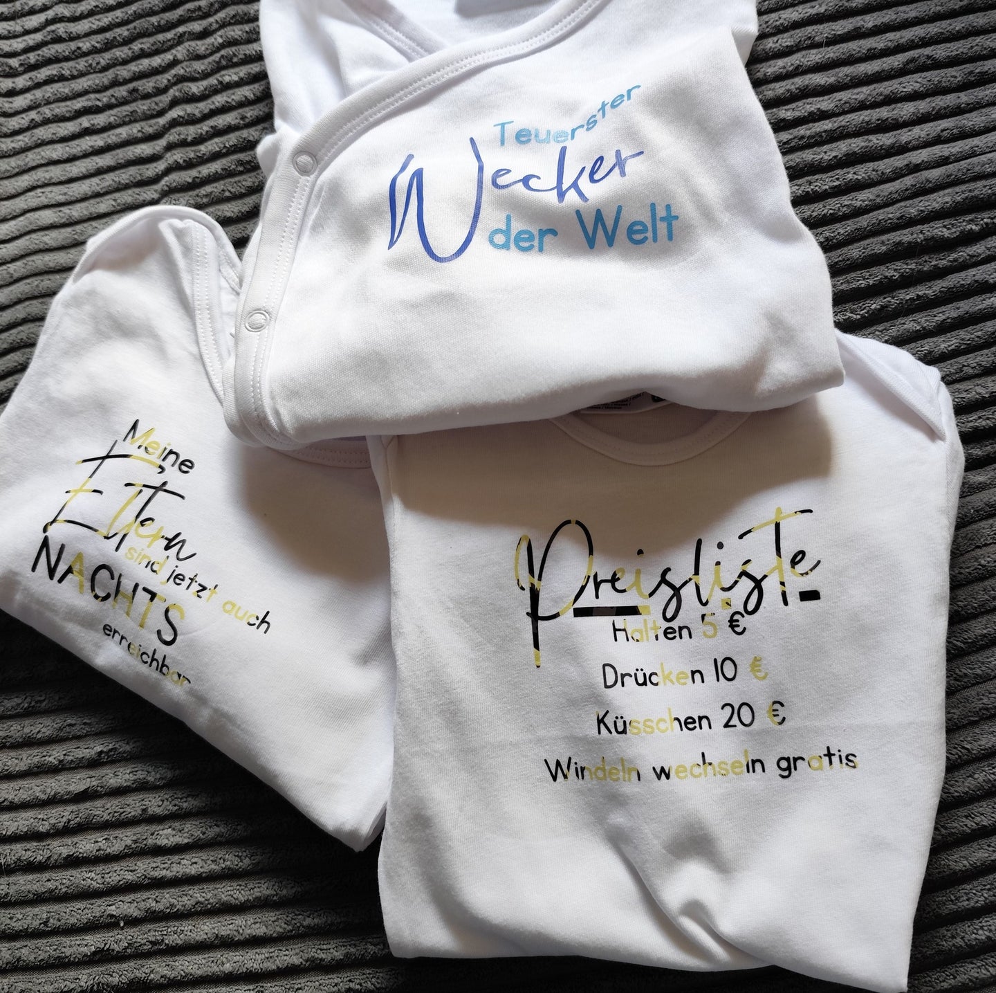 Set Babybody Sprüche Mini Me Plotteridee Baby Lätzchen Idee Geschenkidee Geburt Spruch Teuerster Wecker der Welt Meine Eltern sind jetzt auch nachts erreichbar Preisliste Baby