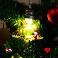Wunderschöne Baby Meilensteine von easy-sticks: Ein leuchtendes Weihnachtsornament mit dem Text ‚erstes Weihnachten‘, perfekt für festliche DIY-Projekte.