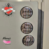 Personalisierte Baby Meilensteine von easy-sticks: Charmante Laserdateien auf Kühlschrankmagneten zeigen Familienbande und kreative Designs.