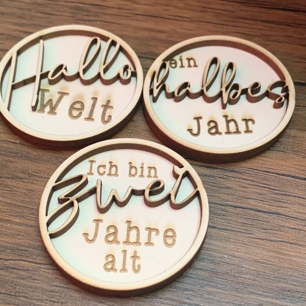 Individuelle Baby Meilensteine von easy-sticks: Glänzende Laserdateien für kreative Bastelprojekte mit verschiedenen Altersmarkierungen auf Holz.