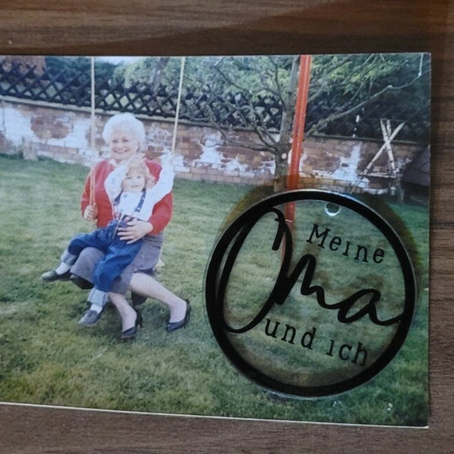 Ein nostalgisches Bild, das eine persönliche Verbindung zu einem Baby Meilenstein zeigt, vermittelt durch die Produkte von easy-sticks zur Dokumentation wertvoller Erinnerungen.