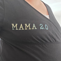 Schwangere Frau trägt ein T-Shirt mit dem Aufdruck "MAMA 2.0". Das Bild zeigt Kreativität und Stil, ideal für werdende Mamas, die ihre Schwangerschaft mit einem schönen Outfit feiern. Perfekt für kreative Projekte mit der Babybauch Plottersprüche Datei von easy-sticks.
