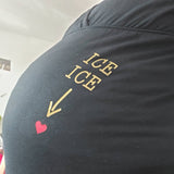 Nahaufnahme eines T-Shirts mit dem Schriftzug "ICE ICE" und einem kleinen Herz darunter. Diese kuschelige Schwangerschaftsmode vermittelt Liebe und Stil, ideal für kreative Projekte mit der Babybauch Plottersprüche Datei von easy-sticks.