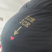Nahaufnahme eines T-Shirts mit dem Schriftzug "ICE ICE" und einem kleinen Herz darunter. Diese kuschelige Schwangerschaftsmode vermittelt Liebe und Stil, ideal für kreative Projekte mit der Babybauch Plottersprüche Datei von easy-sticks.