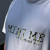 Mann trägt ein T-Shirt mit dem Aufdruck "MINI ME is coming soo...". Dieses Bild betont die Vorfreude auf das neue Familienmitglied und ist perfekt für kreative Schwangerschaftsprojekte mit der Babybauch Plottersprüche Datei von easy-sticks.
