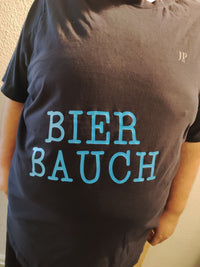Ein schwangeren T-Shirt mit dem Aufdruck 'BIER BAUCH', ideal für kreative Projekte - Babybauch Plottersprüche Datei von easy-sticks.