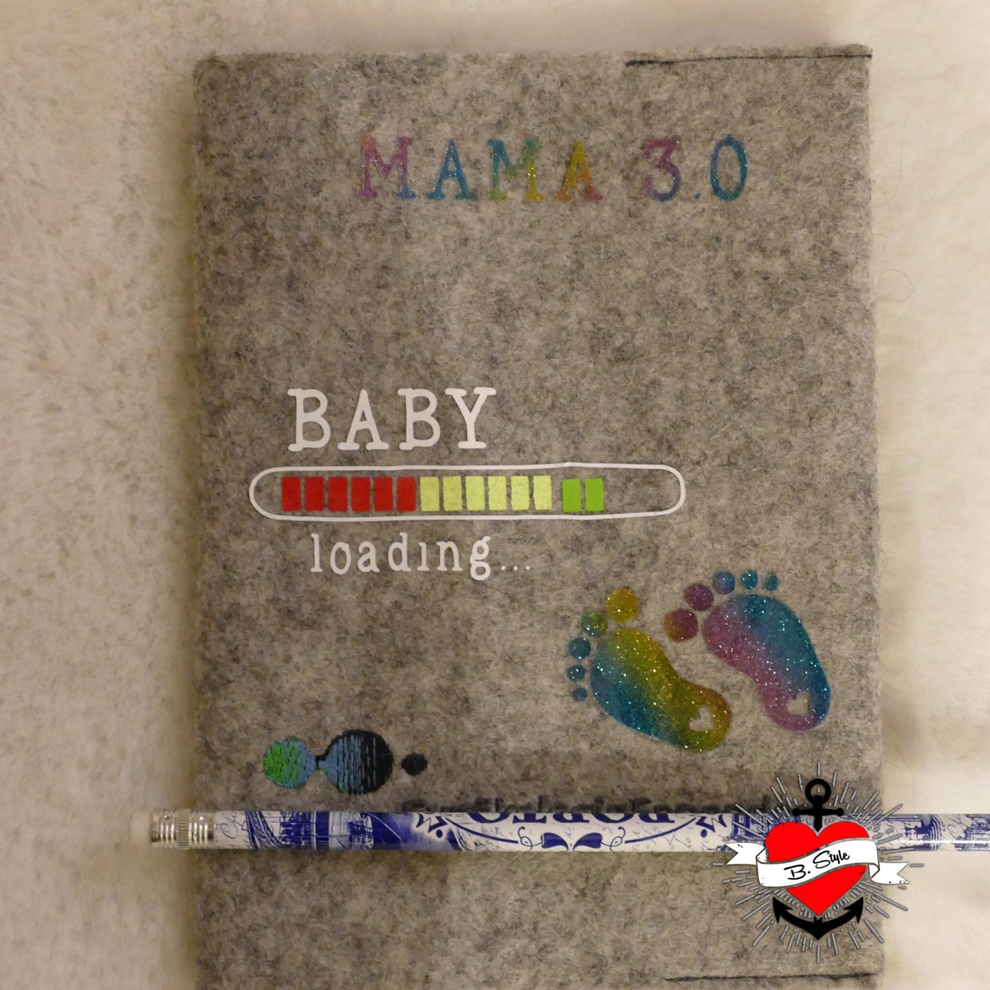 Grau-filz Notizbuch mit dem Aufdruck 'MAMA 3.0 – BABY loading...' von easy-sticks, ideal für schwangere Frauen.