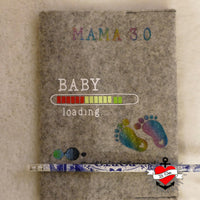 Grau-filz Notizbuch mit dem Aufdruck 'MAMA 3.0 – BABY loading...' von easy-sticks, ideal für schwangere Frauen.