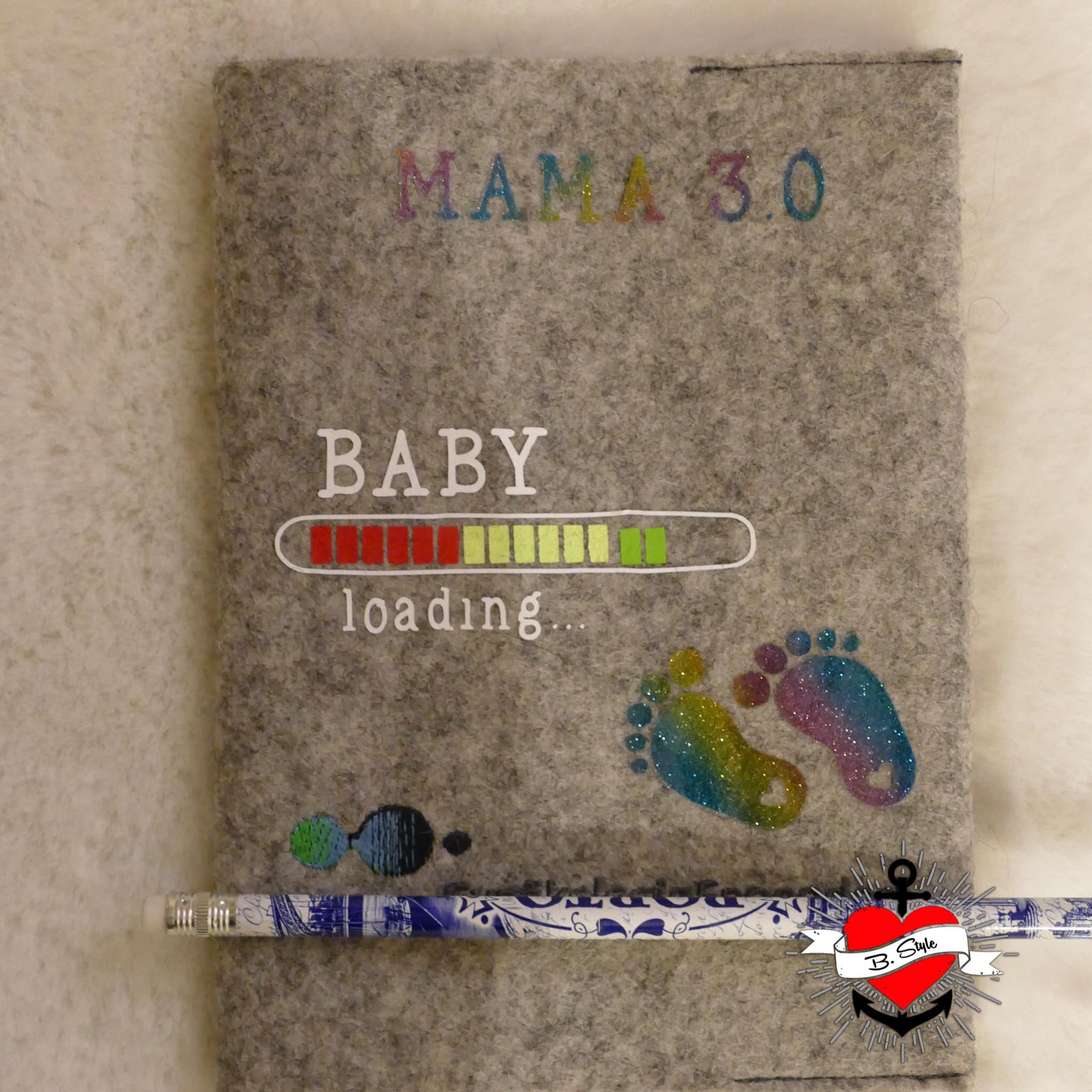 Grau-filz Notizbuch mit dem Aufdruck 'MAMA 3.0 – BABY loading...' von easy-sticks, ideal für schwangere Frauen.