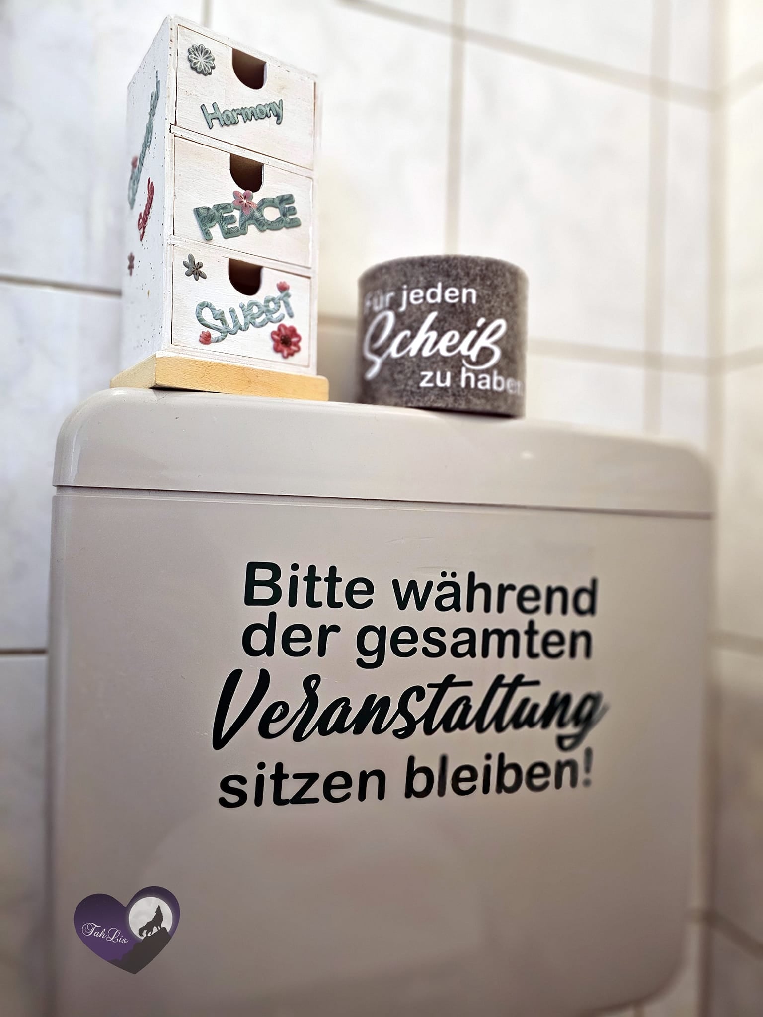 Bad und WC Laserdatei Laser Plotter Sprüche xtool Schild Schilder Toilette Gäste WC Im Sitzen Pinkeln Restaurant