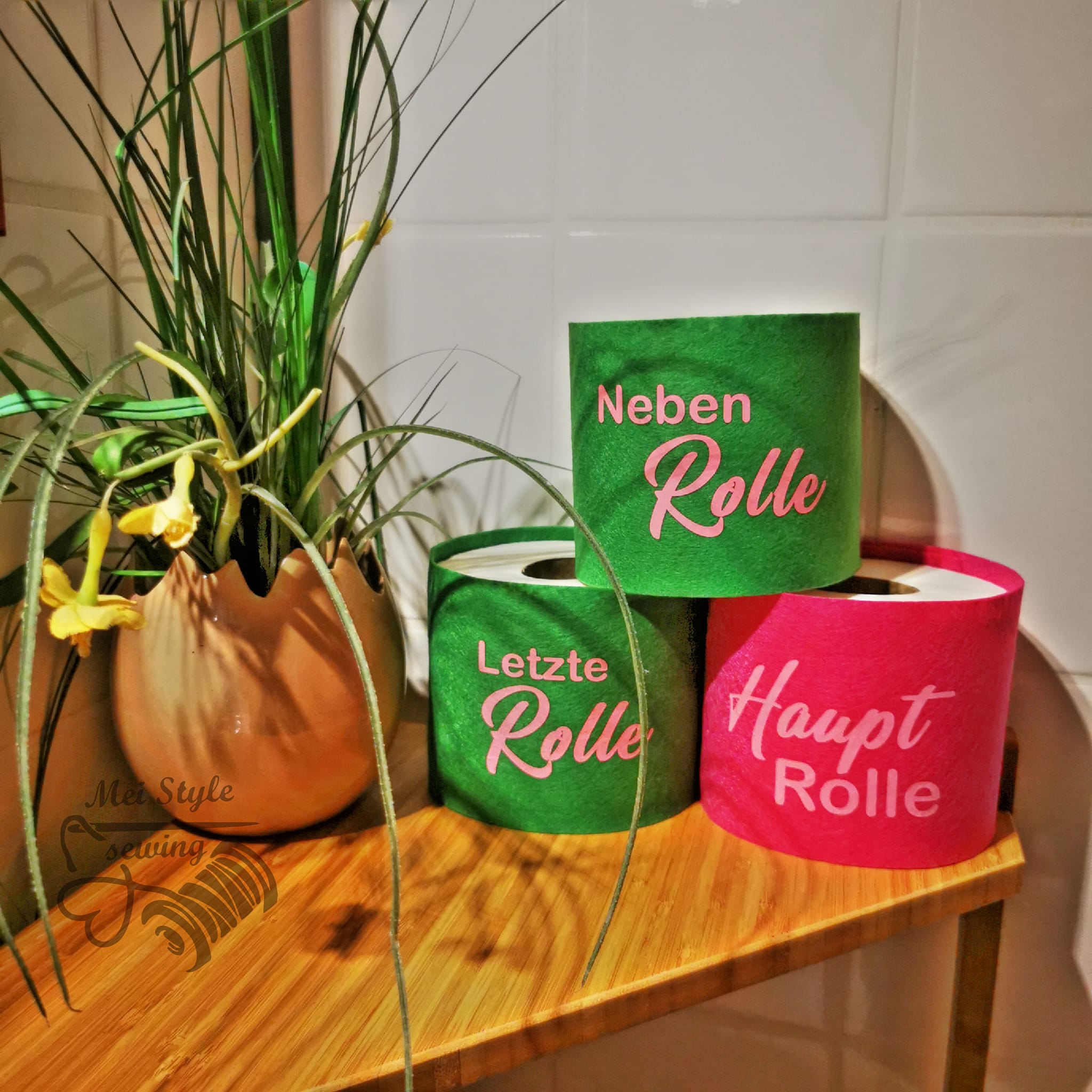 Bad und WC Laserdatei Laser Plotter Sprüche xtool Schild Schilder Toilette Gäste WC Im Sitzen Pinkeln Restaurant I wish you wat Rolle meines Lebens Hallöchen Popöchen Haupt Rolle Klopapier