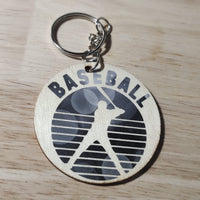 Holz-Schlüsselanhänger mit der Aufschrift "BASEBALL" und einem Spieler-Symbol, designed von easy-sticks, passend zur Baseball Plotterdatei.