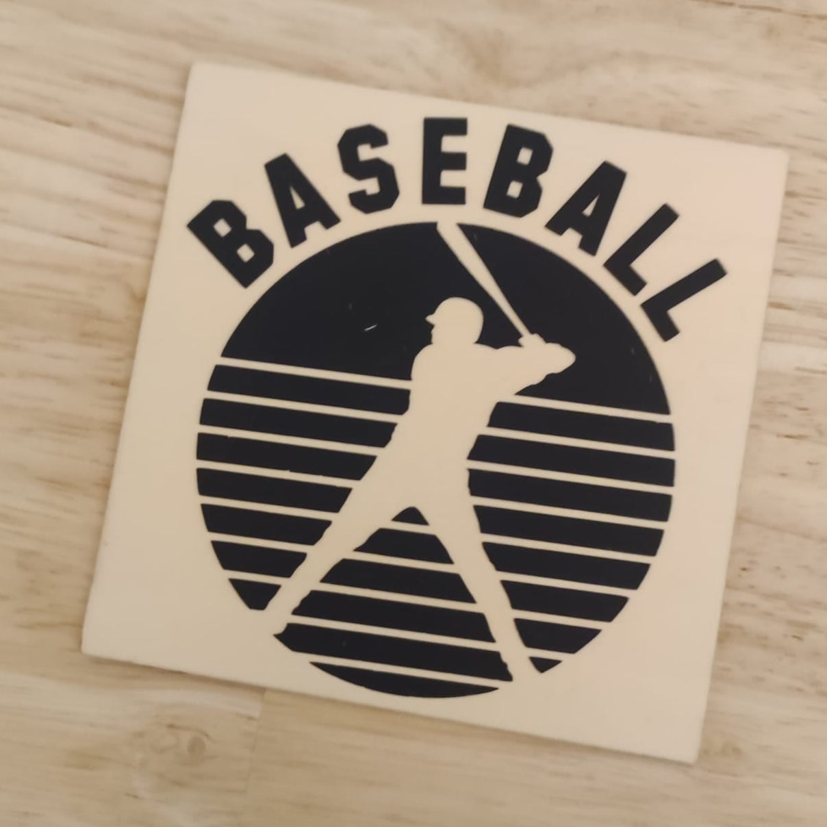 Schneideplatten-Gestaltung mit der Gravur "BASEBALL" und einem Spieler-Symbol, gefertigt von easy-sticks, im Stil der Baseball Plotterdatei.
