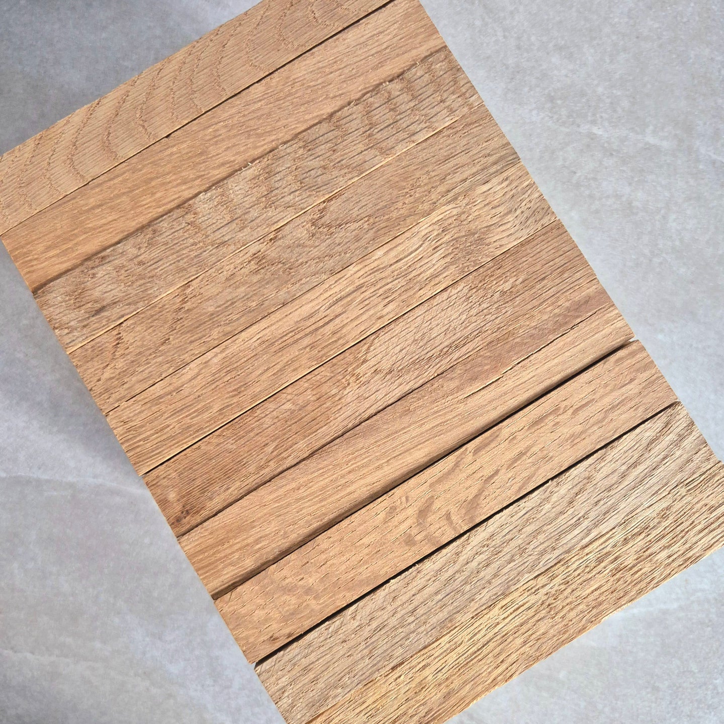 Die Easy-Sticks 3.0 Kurz in Eiche dunkel sind die perfekte Wahl für kreative Bastel- und DIY-Projekte. Mit einer handlichen Länge von 12 cm und einer edlen Eichenholz-Optik in dunklem Design bringen diese Holzstäbchen Stil, Natürlichkeit und Qualität in jedes Vorhaben – sei es Modellbau, Dekoration, Scrapbooking oder Upcycling.

Durch ihre glatte Oberfläche und das hochwertige Finish lassen sich die Sticks leicht bemalen, bekleben, schneiden oder kleben. 
