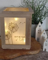Dekorative Laterne mit Pusteblumen-Motiv und dem Spruch 'LIGHT UP YOUR LIFE', ein kreatives Bastelprojekt von easy-sticks.