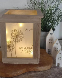 Dekorative Laterne mit Pusteblumen-Motiv und dem Spruch 'LIGHT UP YOUR LIFE', ein kreatives Bastelprojekt von easy-sticks.