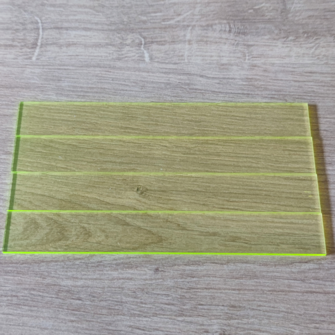 Easy-Sticks Acryl Gelb - 4 Stück - 16 cm Länge: Flache, fluoreszierende gelbe Acrylplatte auf Holz, perfekt für strukturierte Bastelarbeiten.