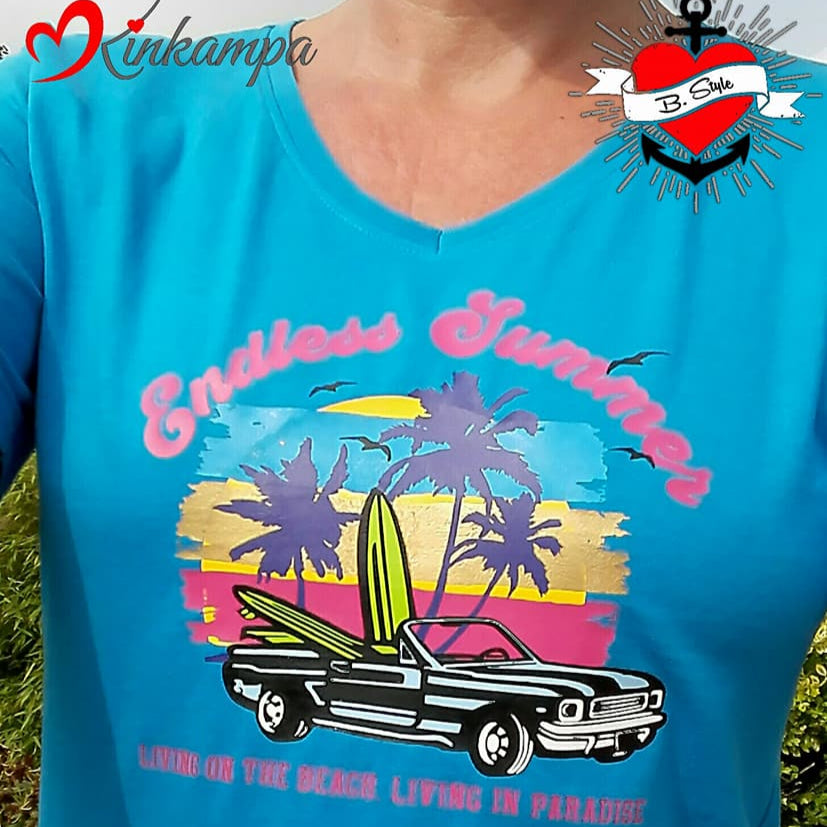 Nahaufnahme einer Person in einem blauen T-Shirt mit dem Aufdruck "Endless Summer" und einem klassischen Auto, gestaltet mit der Plotterdatei "Beach" von Easy-Sticks.